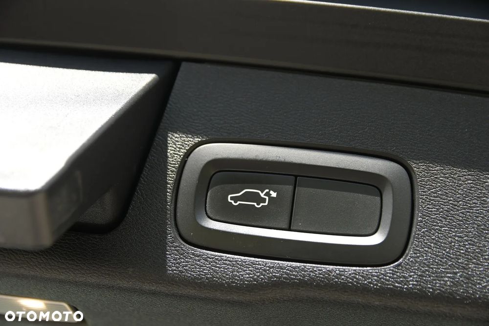 Volvo XC 60 D4 AWD R-Design - 18