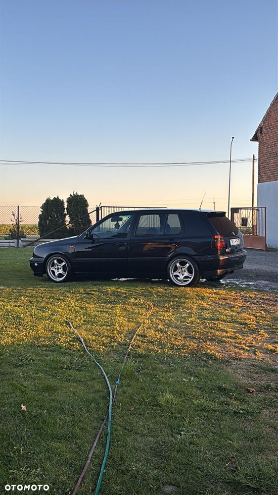 Volkswagen Golf 1.8 GT - 1