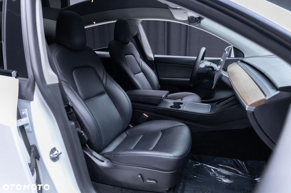 Tesla Model Y Long Range AWD - 12