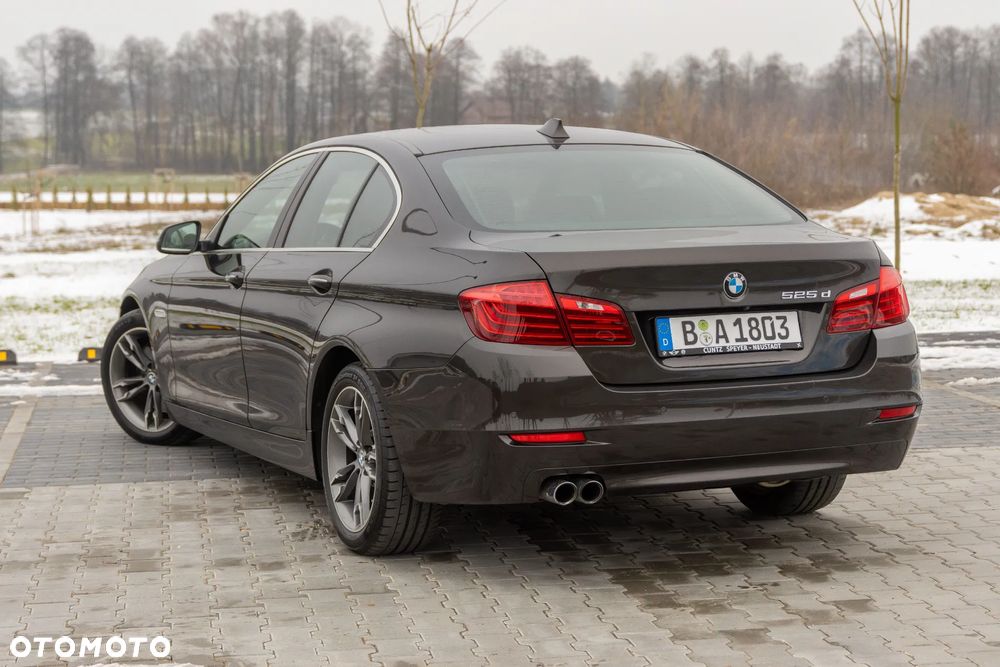 BMW Seria 5 525d - 32