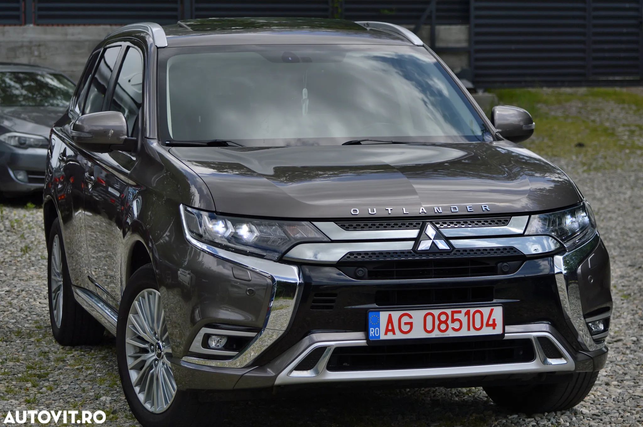 Mitsubishi Outlander 2.4 4WD Plug-In Hybrid - 1