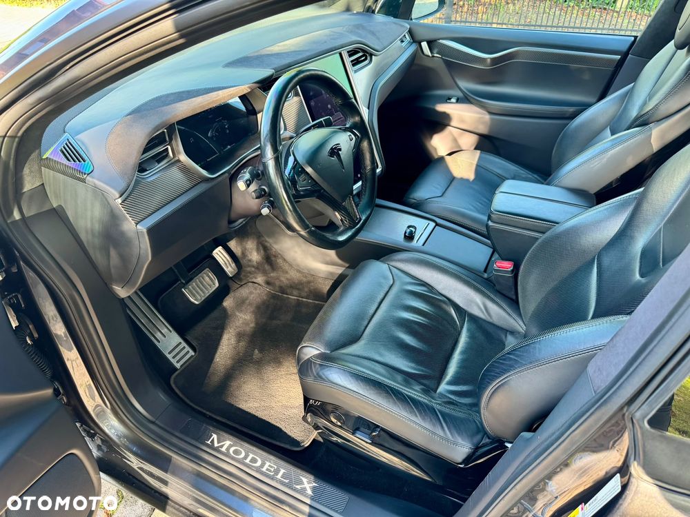 Tesla Model X - 13