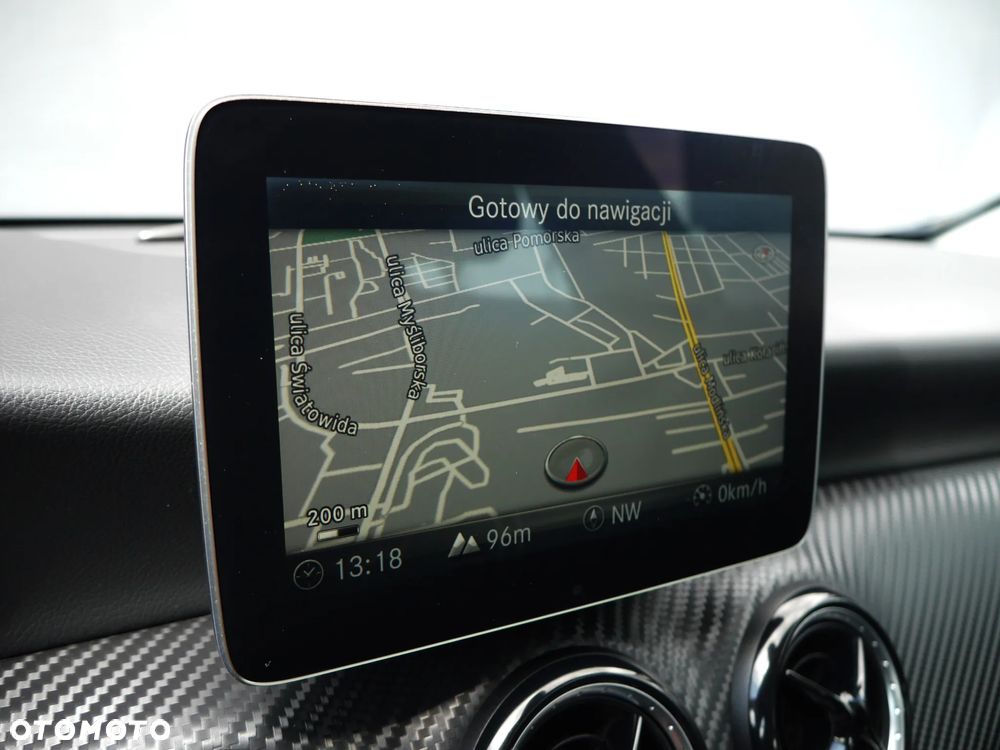 Mercedes-Benz GLA 180 7G-DCT - 23