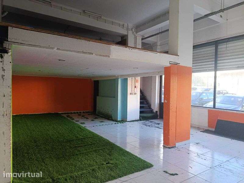 Loja ampla c/ Excelente Luz Solar / Loures - Grande imagem: 5/12