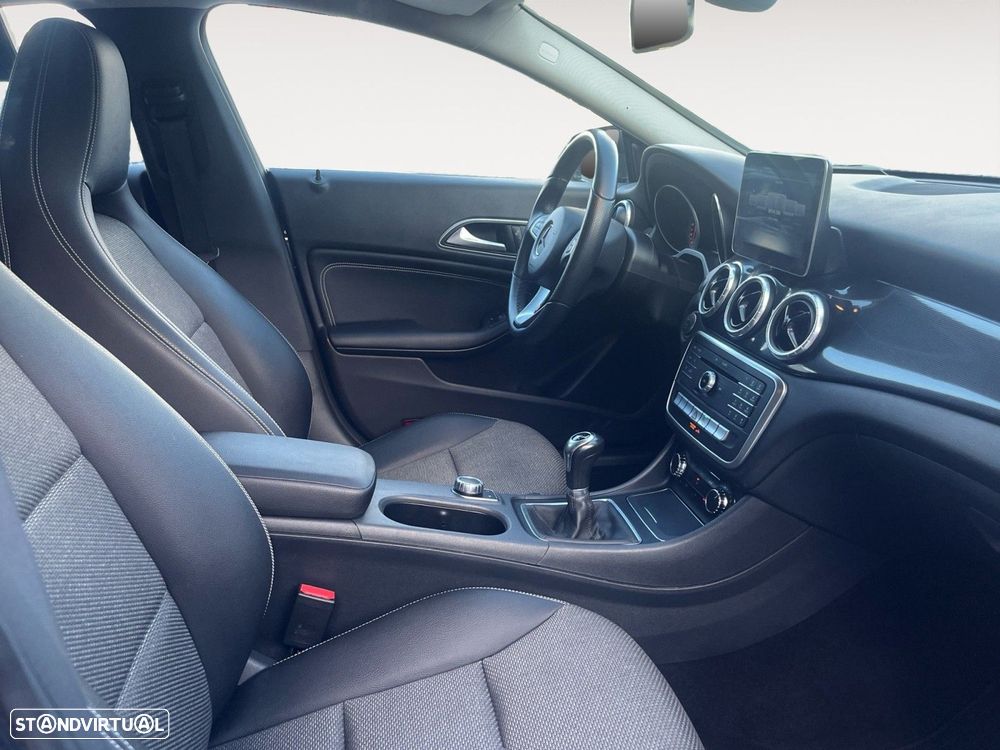 Mercedes-Benz CLA 180 d Shooting Brake AMG Line - 15
