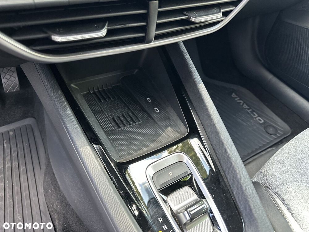 Skoda Octavia 1.5 TSI mHEV Selection DSG - 25