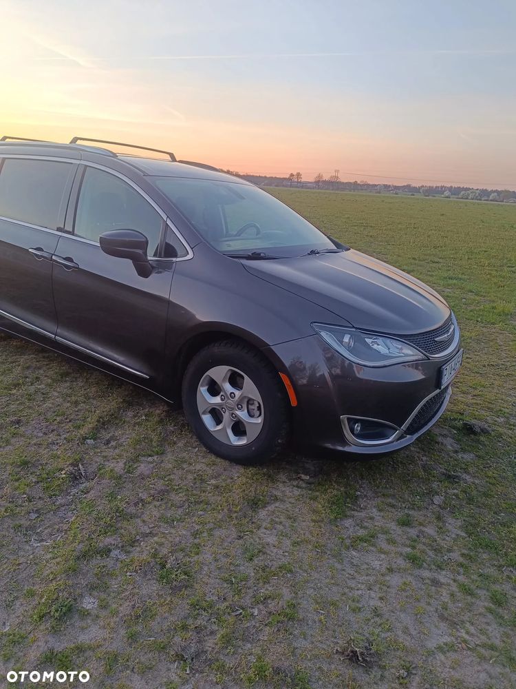 Chrysler Pacifica - 11