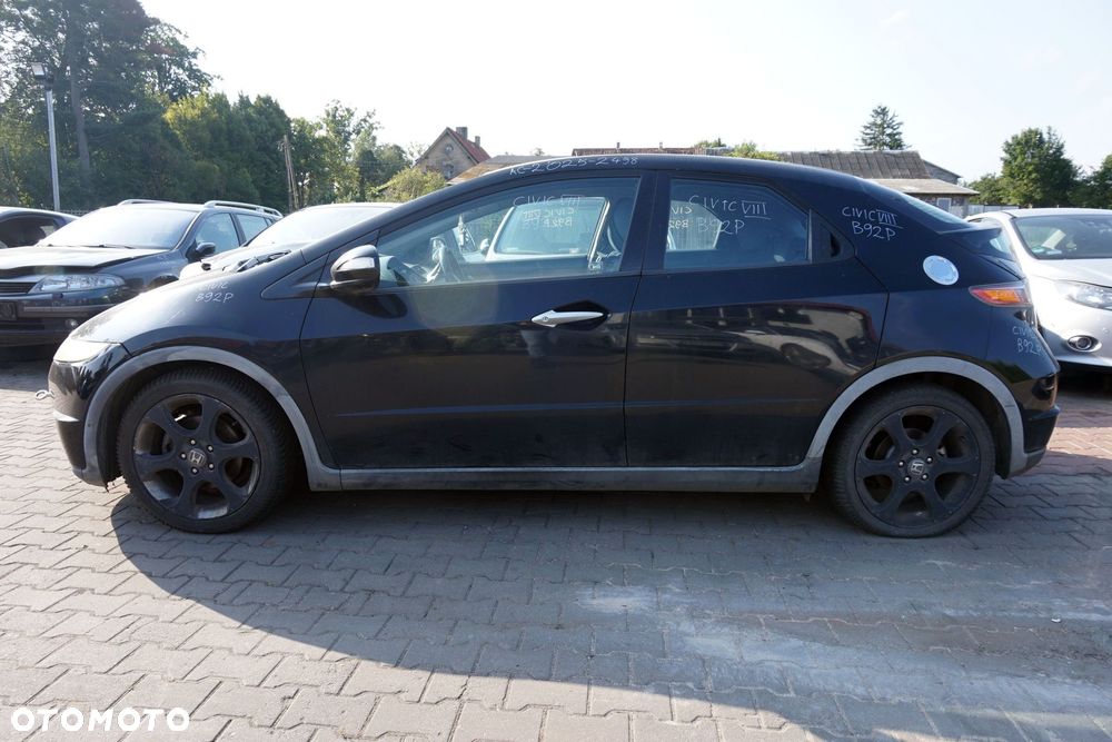 HONDA CIVIC VIII 5D HB 2006 B92P 1.4 16V L13A7 83KM SPLM CZARNY na części - 2