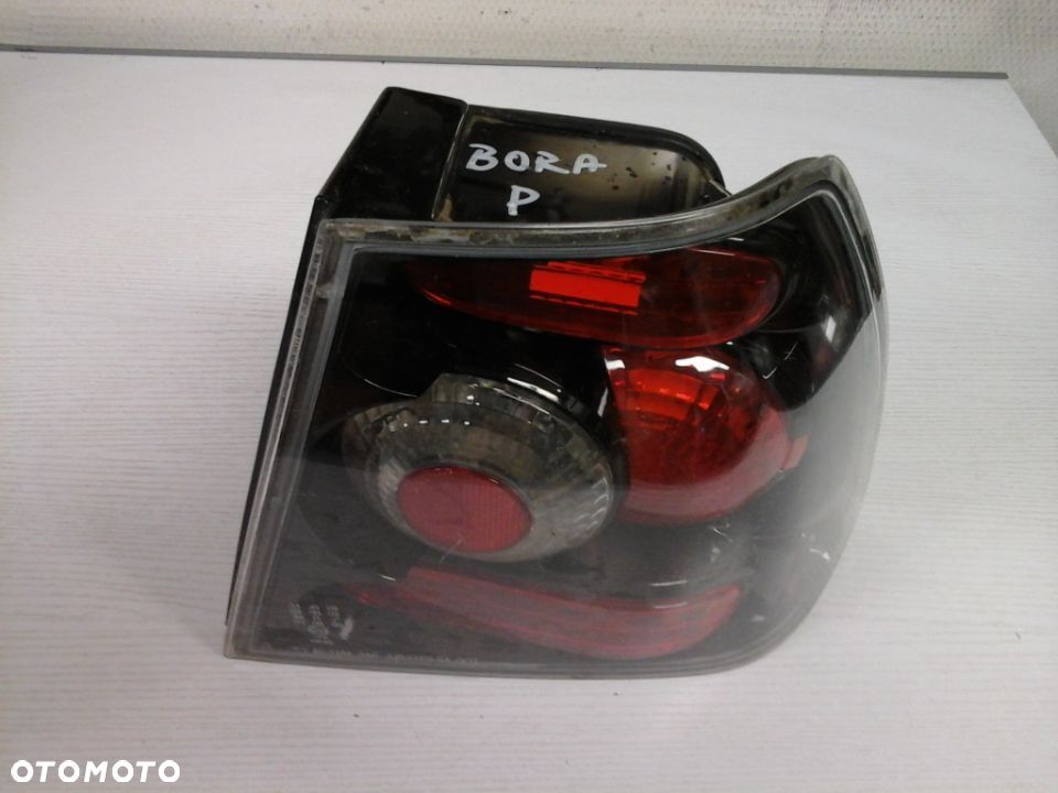 LAMPA TYLNA PRAWA VOLKSWAGEN BORA