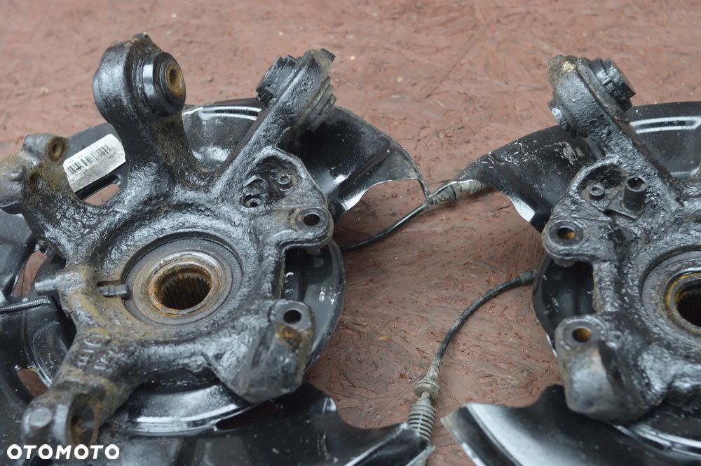 BMW E81 / E82 / E87 / E90 / E91 / E92 ORYGINALNA ZWROTNICA TYŁ LEWA / PRAWA / PIASTA TYŁ O NR.  33 32 6 774 807 / 33 32 6 757 735 / 33 32 6 774 808 OEM W DOBRYM STANIE - 17