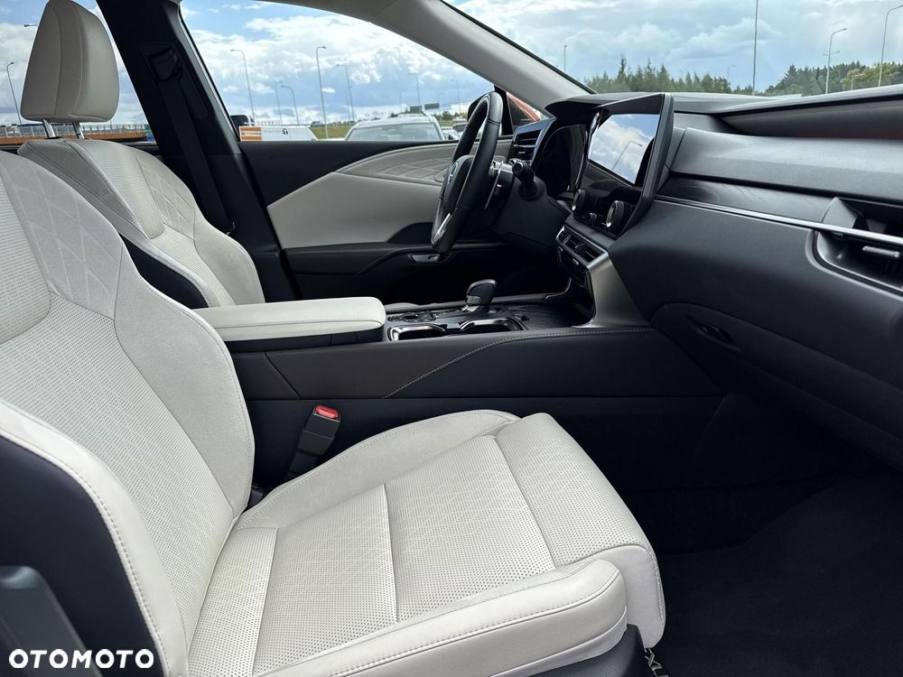 Lexus RX 450h+ Omotenashi - 9