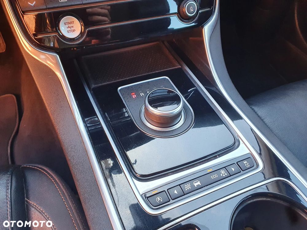 Jaguar XE S - 17