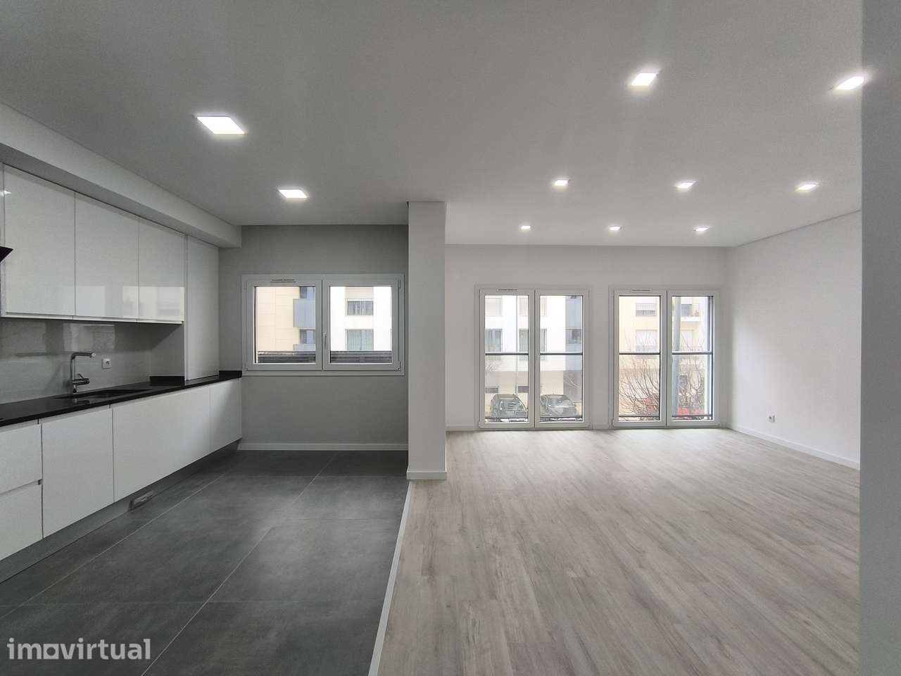 Apartamento T2 com 2 casas de banho e garagem - Grande imagem: 2/17