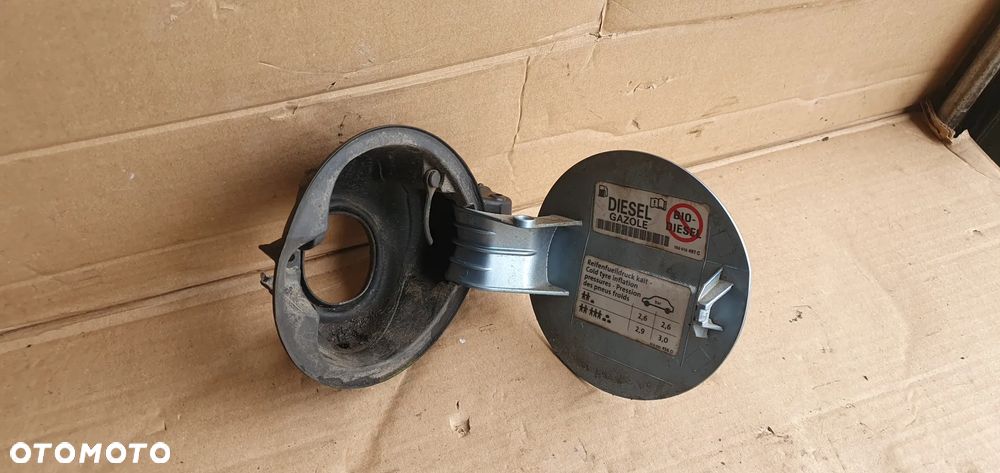Klapka wlewu paliwa VW Passat B6 LB5M 3C9809857 - 4
