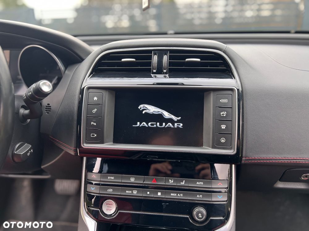 Jaguar XE 2.0 D R-Sport - 16