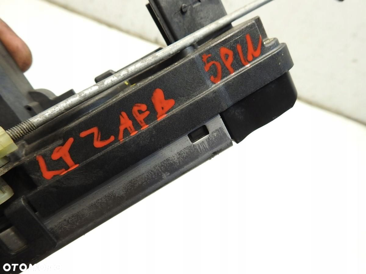 ZAMEK DRZWI LEWY TYŁ 5 PIN OPEL ZAFIRA B 13210738 - 2