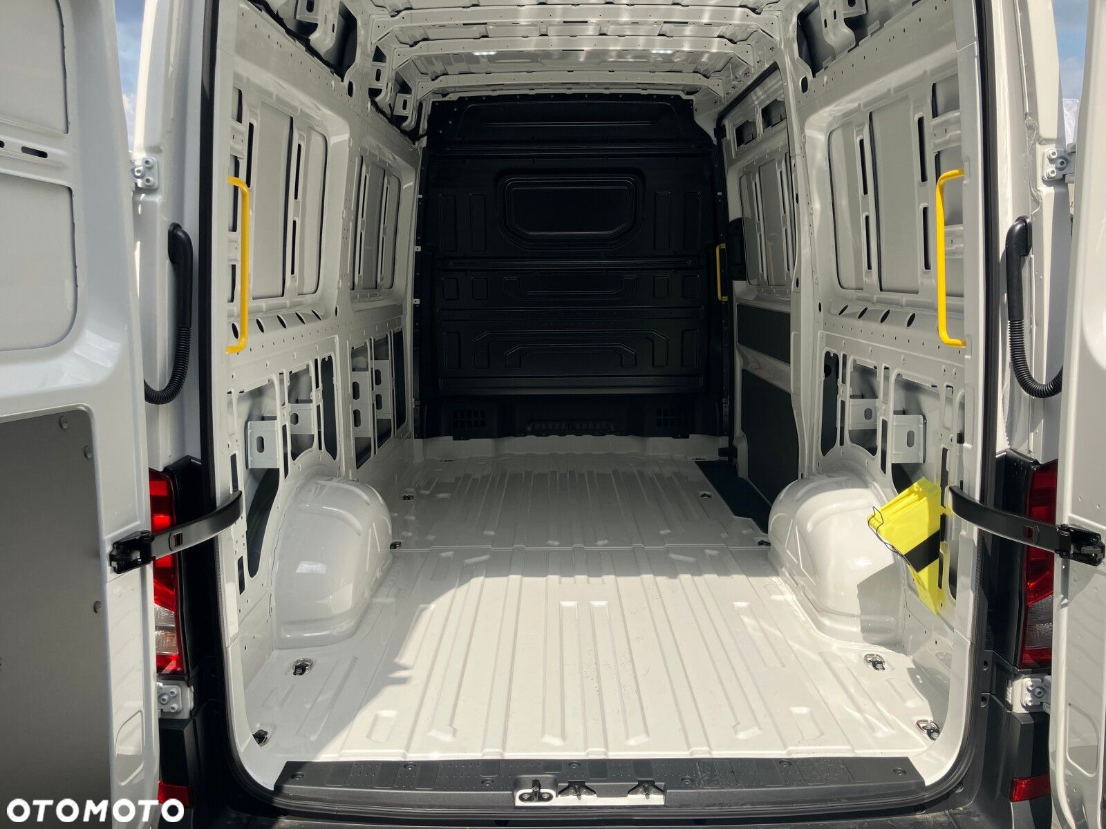 Volkswagen Crafter 35 2.0 TDI L3H3 3640 140 KM - 17