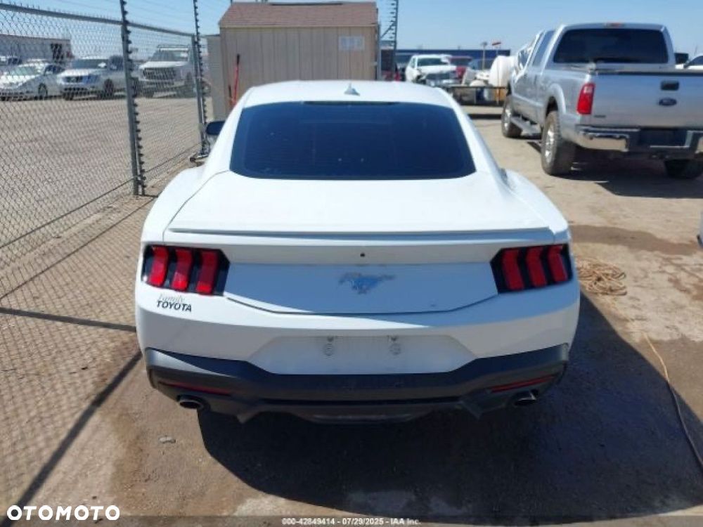 Ford Mustang - 6