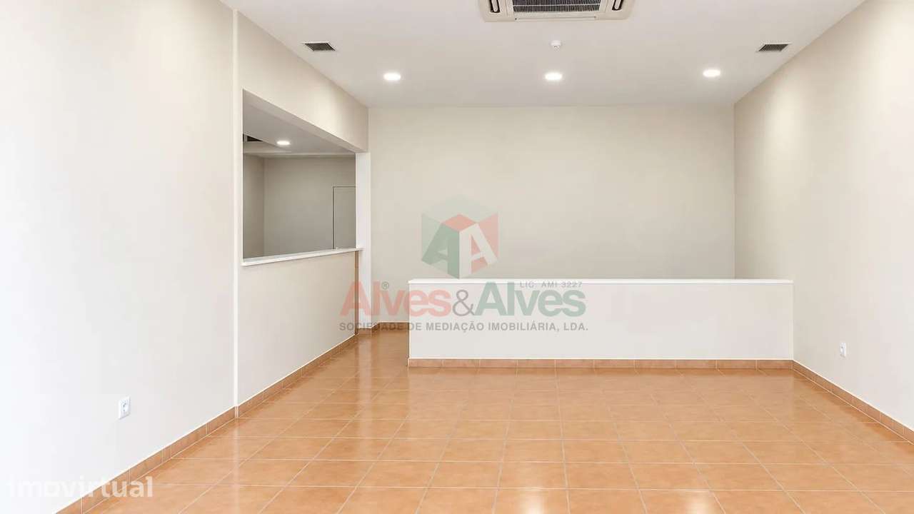 Loja para Comércio e Serviços - Localização Central em Águas Santas