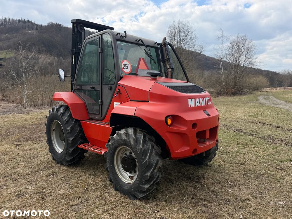 Manitou M30-4 T Wózek Widłowy 4X4 TERENOWY. 1910mtg. Maszyna Jak Nowa! Maszt Triplex WOLNY SKOK! 2016rok. z Norweskiego Gospodarstwa. Silnik PERKINS TURBO 90km. DEKRA Aktualna 2026rok! 3 tony Udzwig! Posuw wideł Hydrauliczny! Jazda REWERS+4 biegi. Ani deka luzów czy wycieków! Zadbana Maszyna! Okazja. Podzespoły jak Nowe tłoczyska suche! 5,5 wys. Podnoszenia - 1