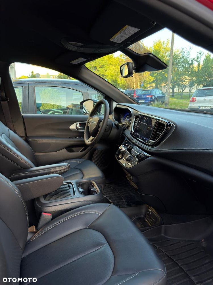Chrysler Pacifica - 16