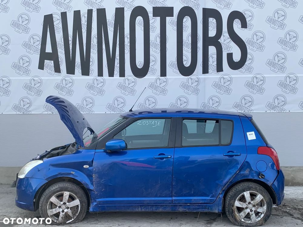 SUZUKI SWIFT 2005 *SAMOCHÓD NA CZĘŚCI* 4042 MASKA, LAMPA, DRZWI, LUSTERKO, ZDERZAK, GRILL, BŁOTNIK, KLAPA, BELKA, DESKA, FOTELE, KANAPA, ĆWIARTKA KIEROWNICA, TARCZE, ZACISKI, ZAWIESZENIE, KOMPLETNY PRZÓD, KOMPLETNY TYŁ, LICZNIK, ZEGARY, PRAWE LEWE PRZÓD TYŁ