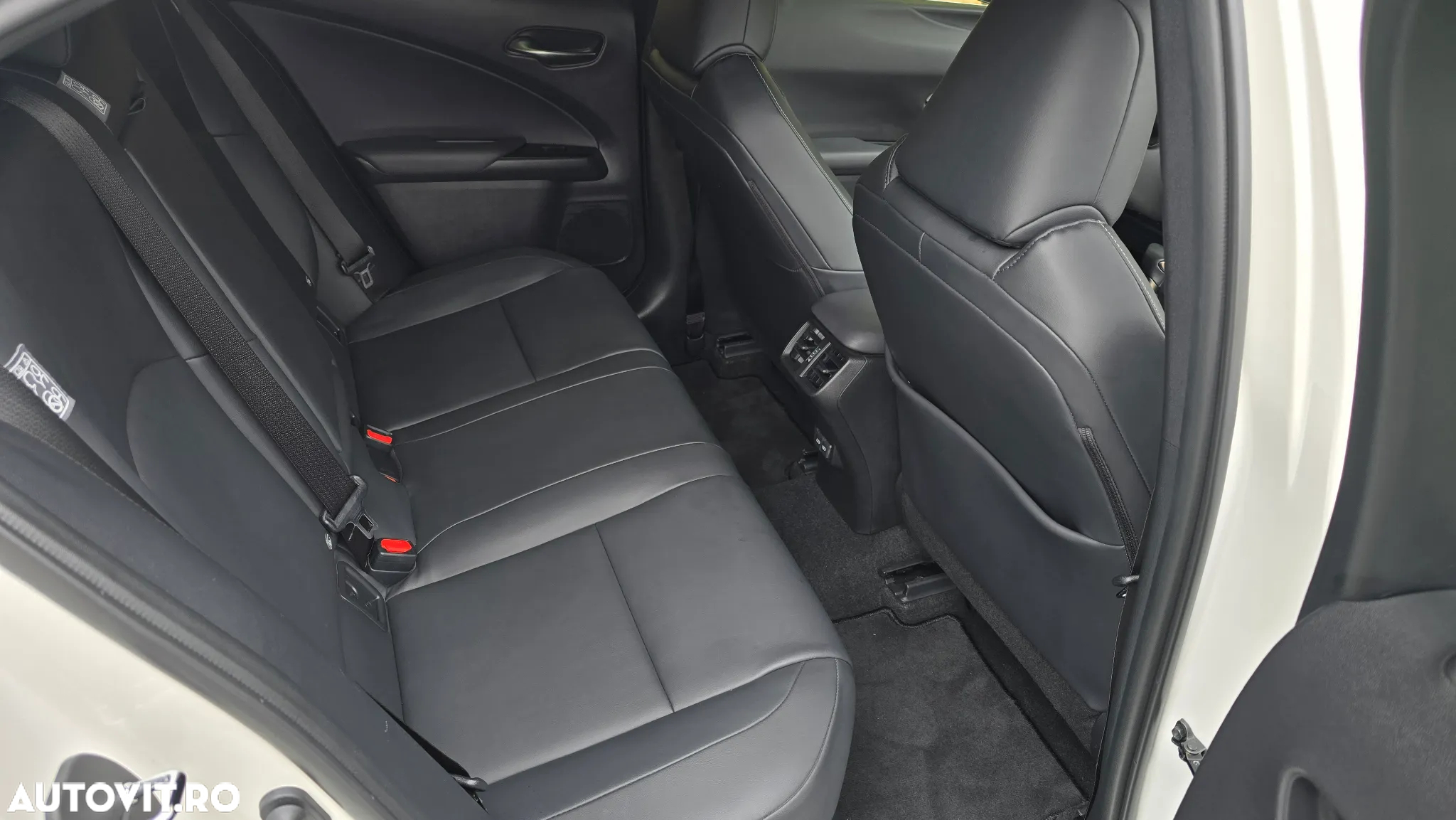 Lexus UX 250h FWD Executive - 12