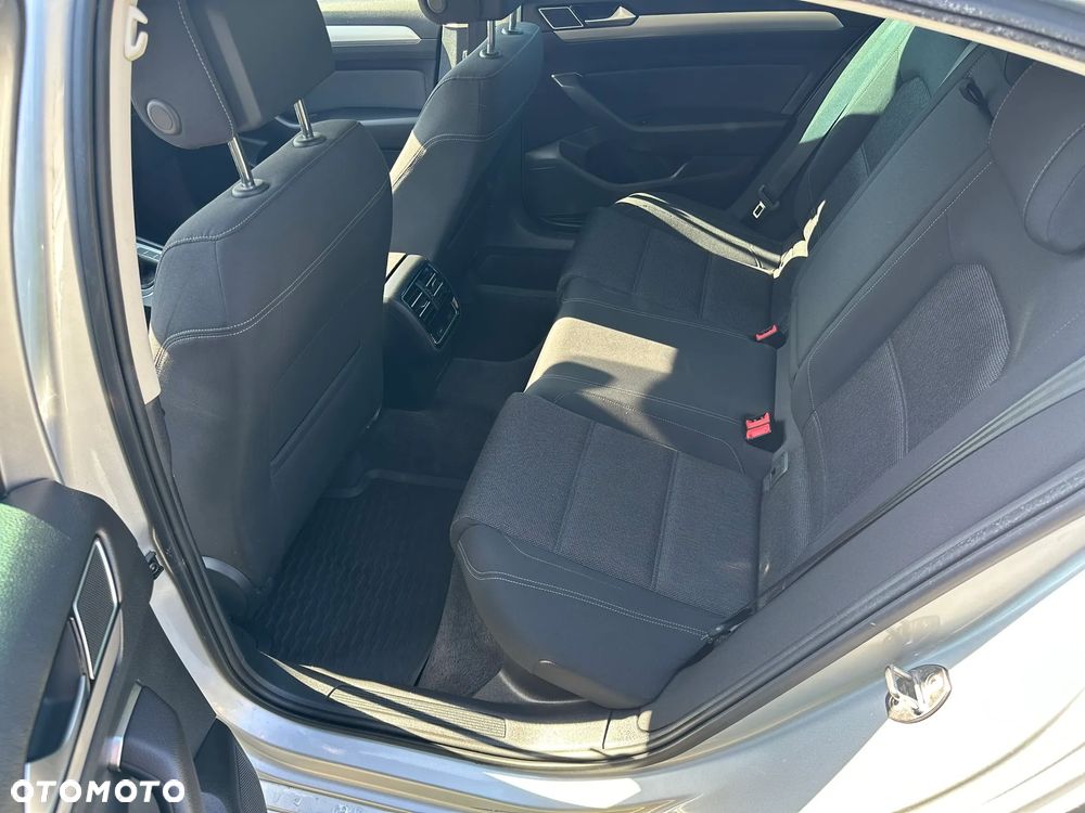 Volkswagen Passat - 12