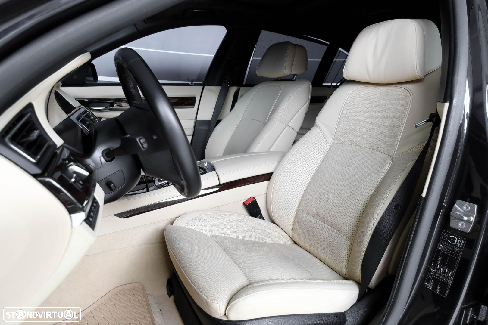 BMW 760 i Pack M - 11