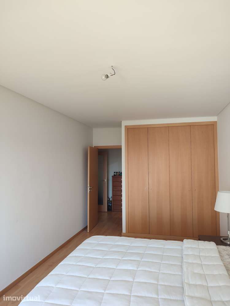 Espaçoso apartamento T1 com varanda a poente e garagem(Box) - Grande imagem: 3/16