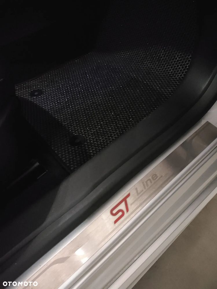 Ford Focus 1.5 EcoBoost ST-Line - 16