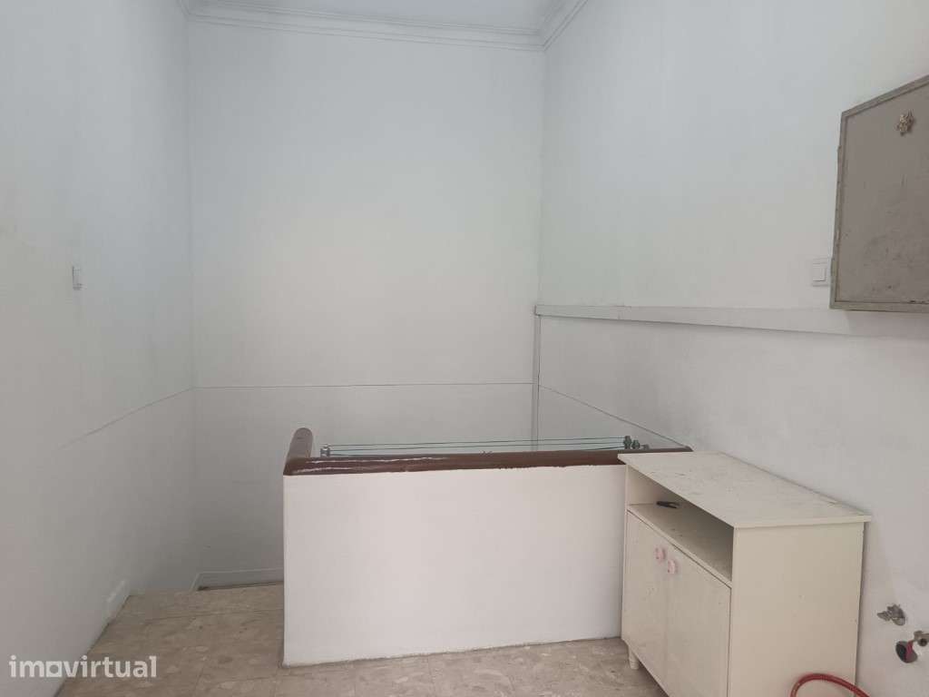 Espaço Comercial com +10 divisões, composto por várias divisões com... - Grande imagem: 2/17