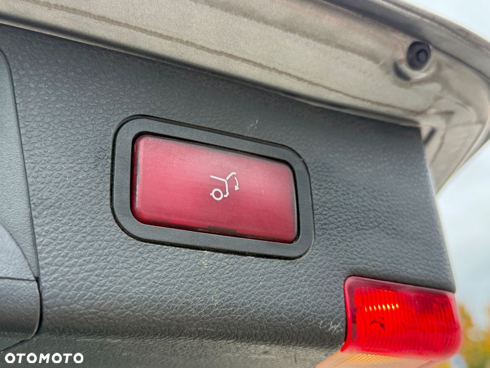 Mercedes-Benz Klasa C 180 K BlueEff Avantgarde - 23