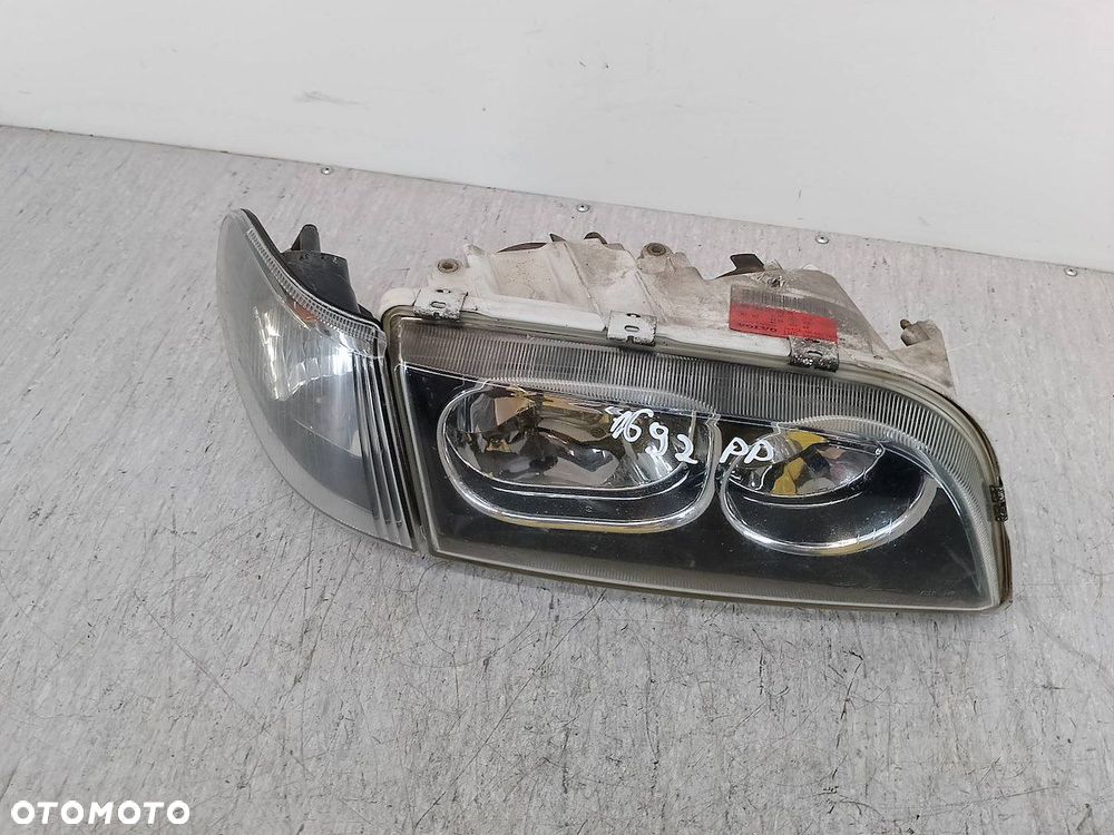 LAMPA PRZÓD PRAWA VOLVO V40 ( 95-04 ) 1AG247002-02  30899879 - 9