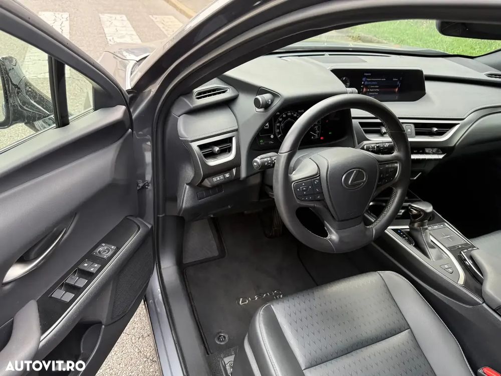 Lexus UX 250h FWD Executive - 8