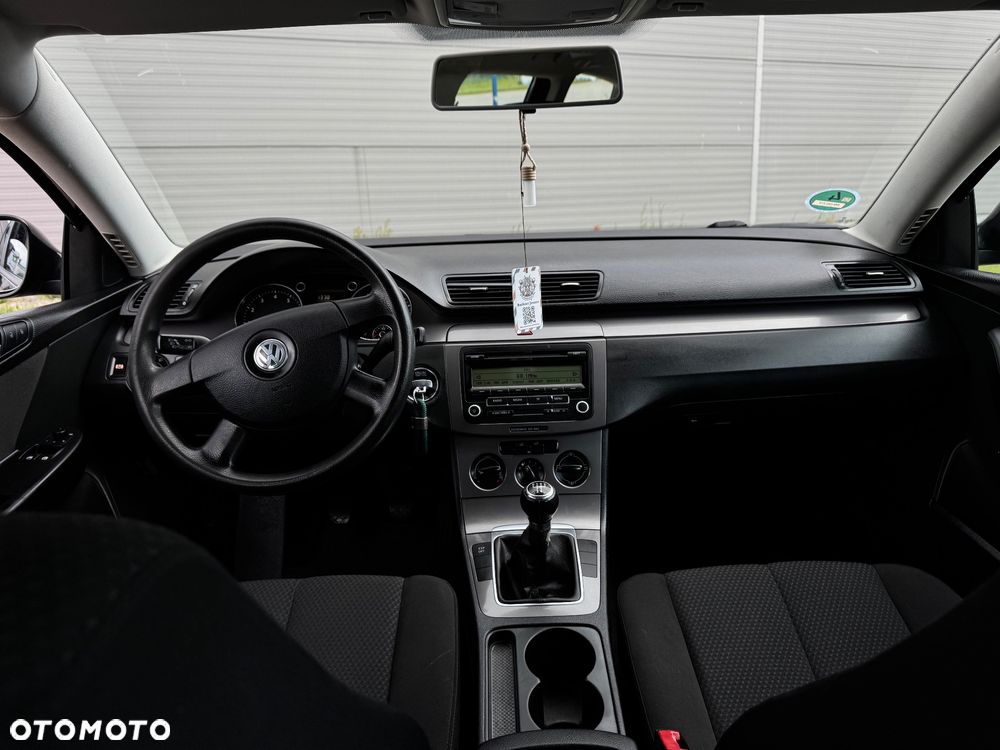 Volkswagen Passat 1.6 Comfortline - 24