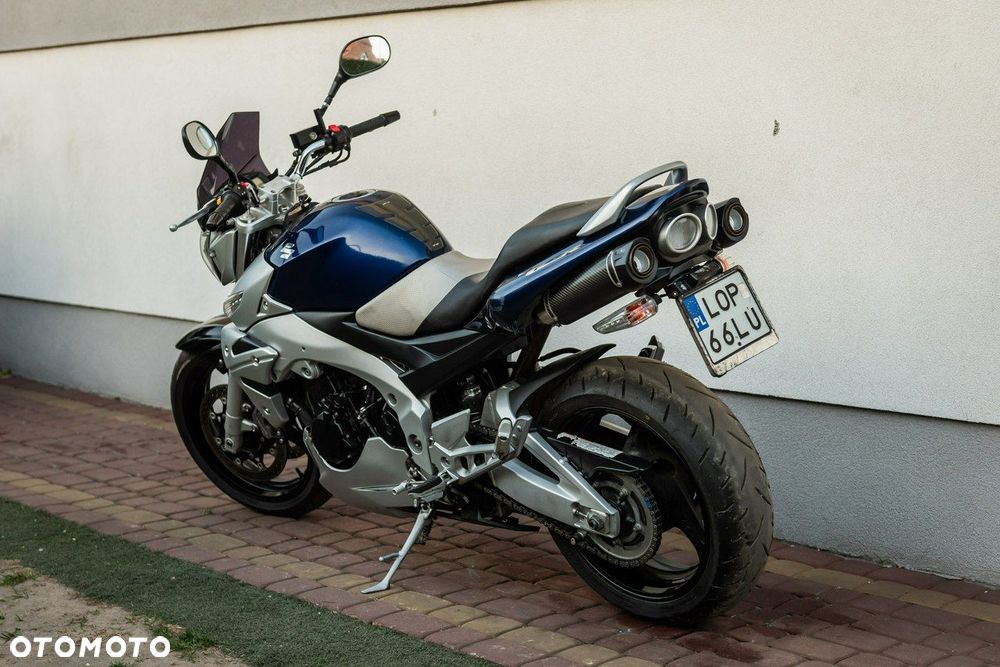Suzuki GSR - 4