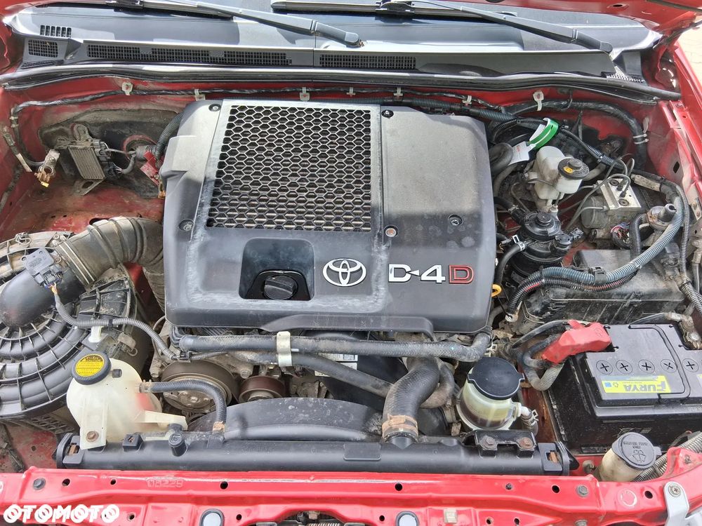Toyota Hilux 2.5 D-4D DLX + - 16