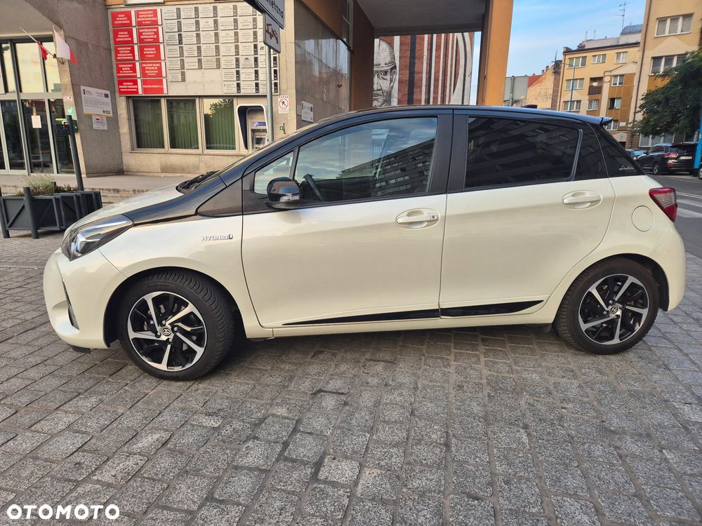 Toyota Yaris Hybrid 100 Selection - 4