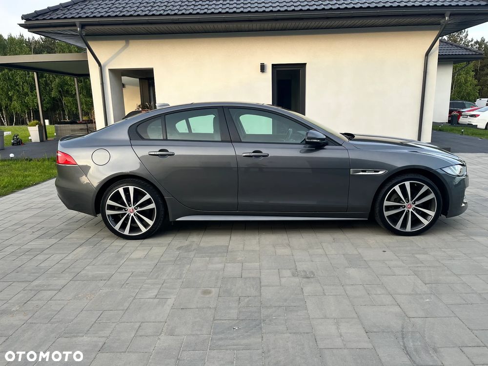 Jaguar XE 2.0 D AWD R-Sport - 4