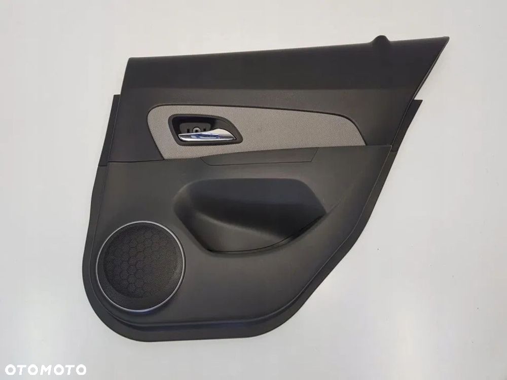 BOCZEK DRZWI PRAWY TYŁ CHEVROLET CRUZE 96950774 - 1