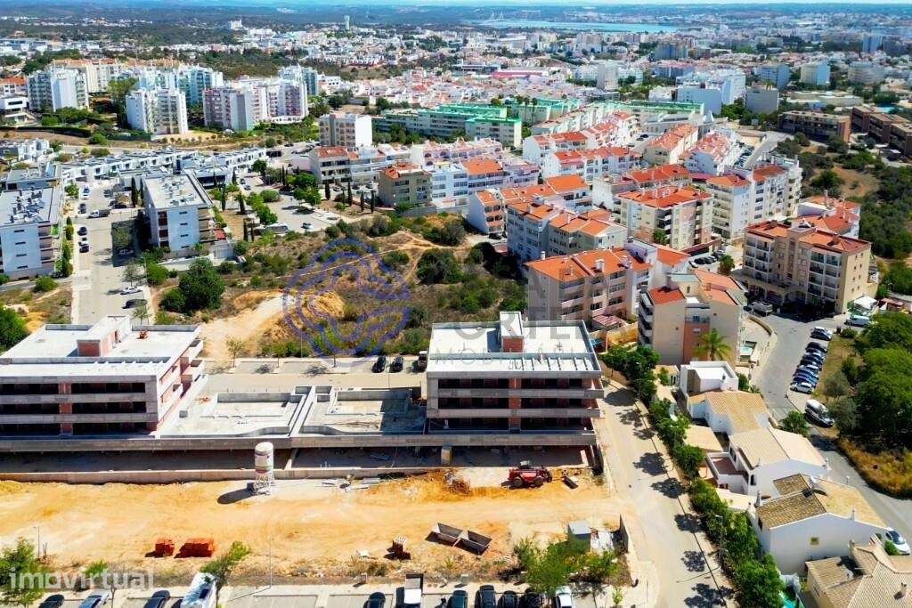 Lote urbano para construção de edifício com quatro pisos - Grande imagem: 4/17