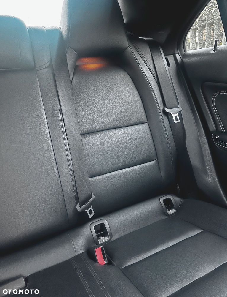 Mercedes-Benz CLA 250 4Matic 7G-DCT - 24