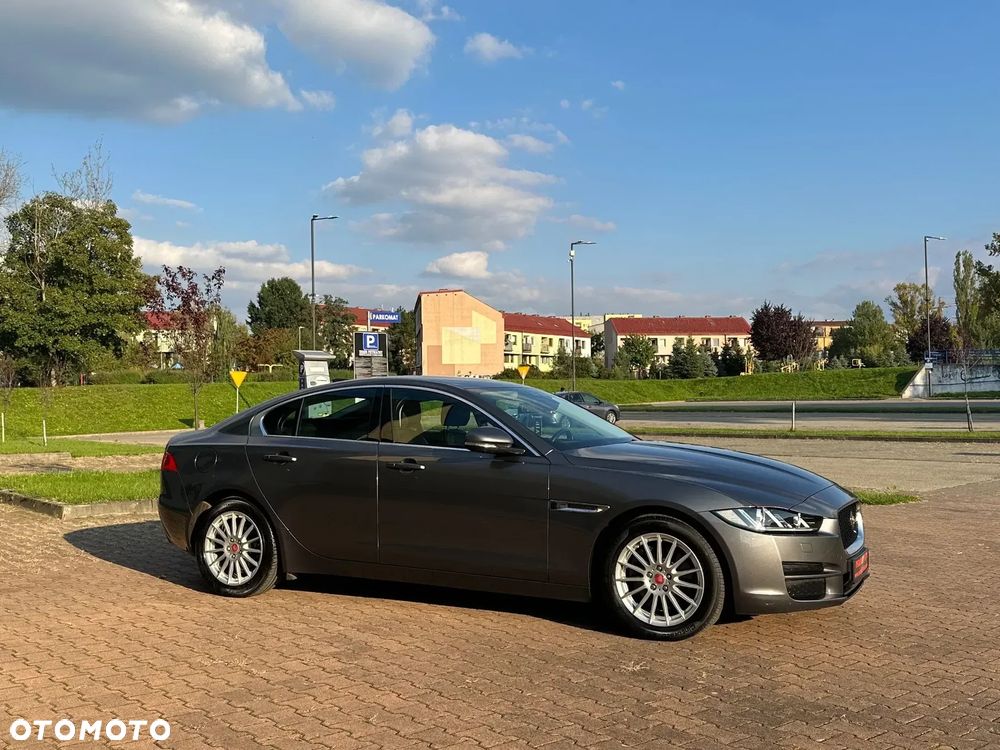 Jaguar XE - 15
