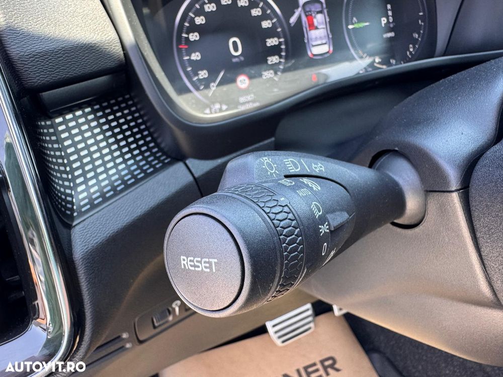 Volvo XC 40 T5 Twin Engine DKG R-Design - 27