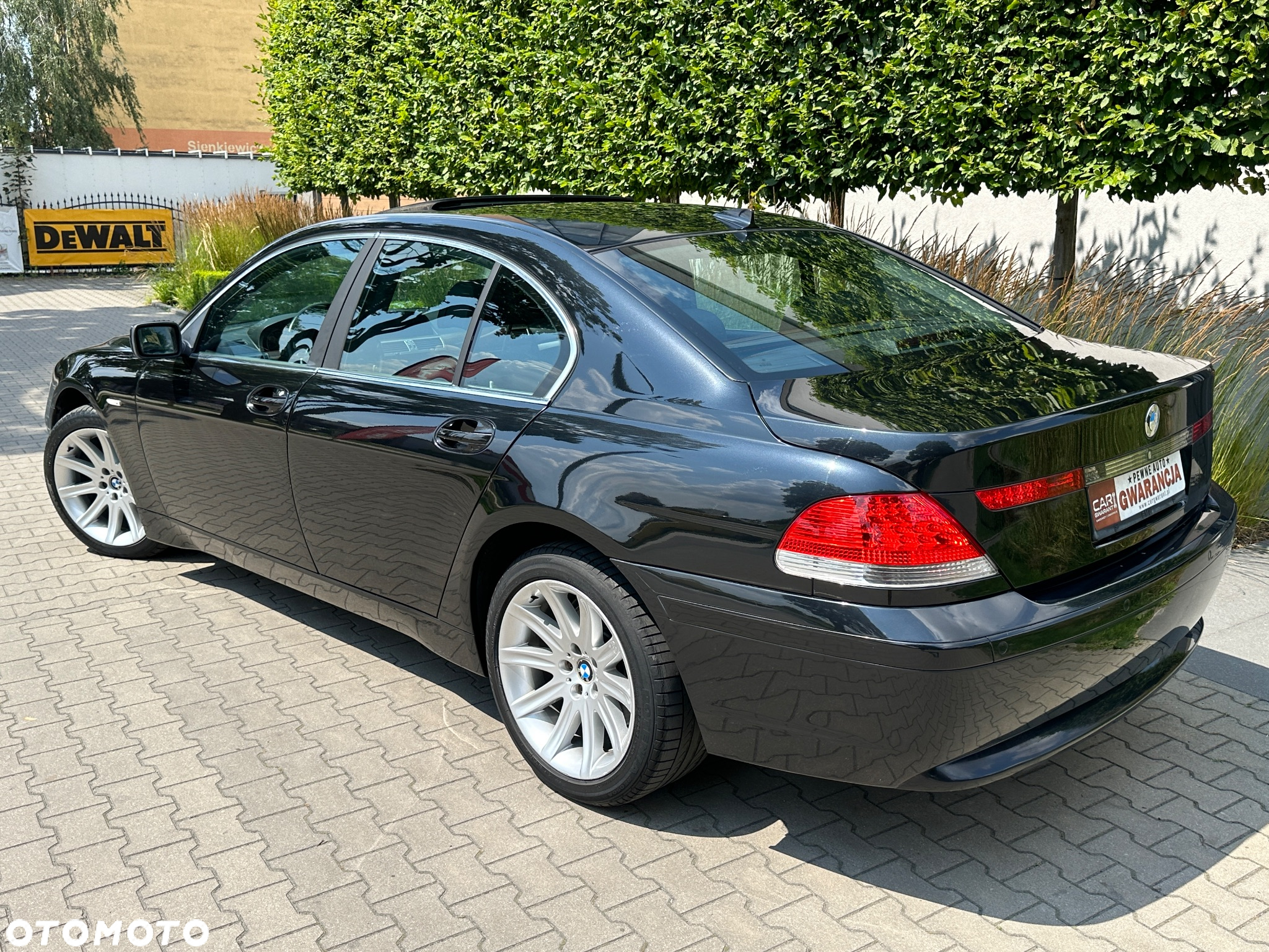 BMW Seria 7 745i - 12