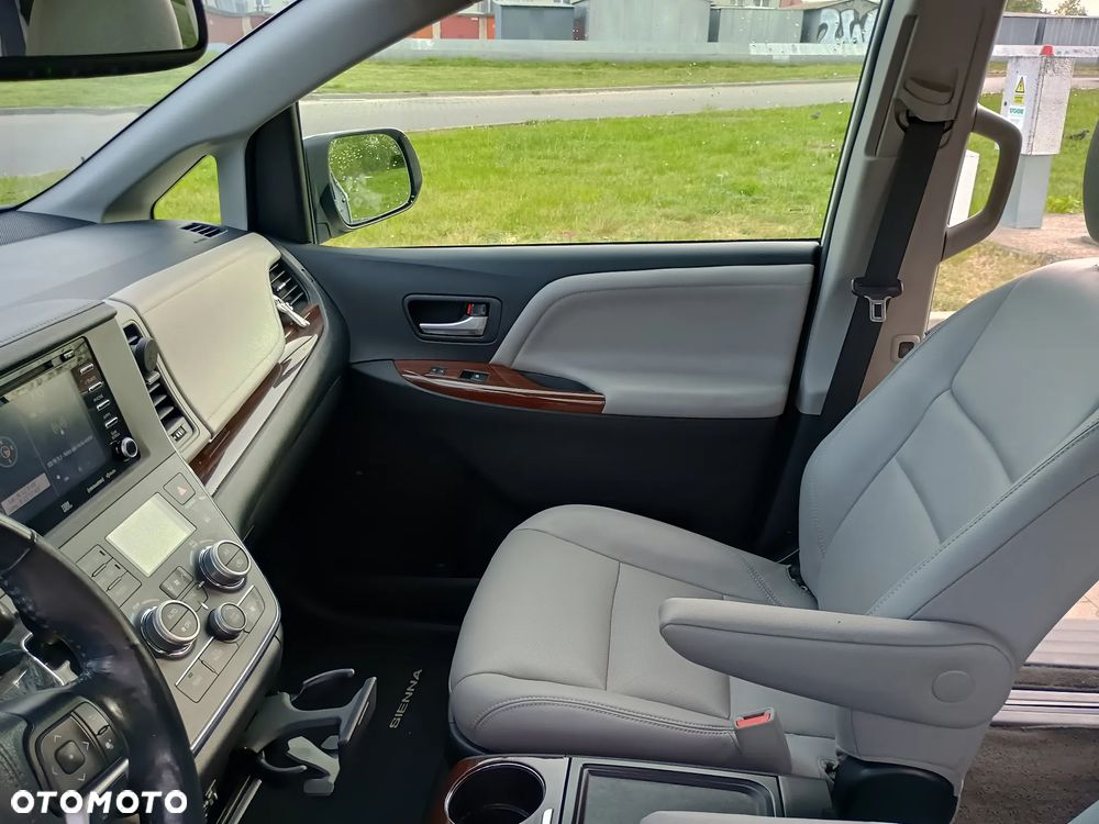 Toyota Sienna - 12