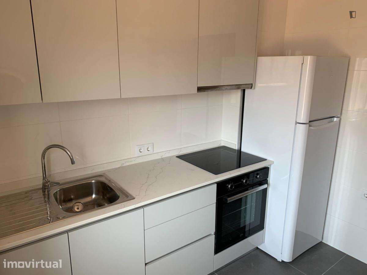 Quarto - localizado em Paranhos Porto - Grande imagem: 2/9
