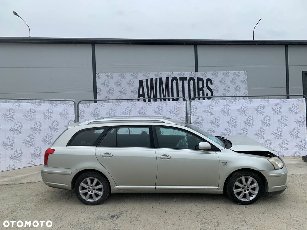 TOYOTA AVENSIS 2004 *SAMOCHÓD NA CZĘŚCI*  MASKA, LAMPA, DRZWI, LUSTERKO, ZDERZAK, GRILL, BŁOTNIK, KLAPA, BELKA, DESKA, FOTELE, KANAPA, ĆWIARTKA KIEROWNICA, TARCZE, ZACISKI, ZAWIESZENIE, KOMPLETNY PRZÓD, KOMPLETNY TYŁ, LICZNIK, ZEGARY, PRAWE LEWE PRZÓD TYŁ - 1