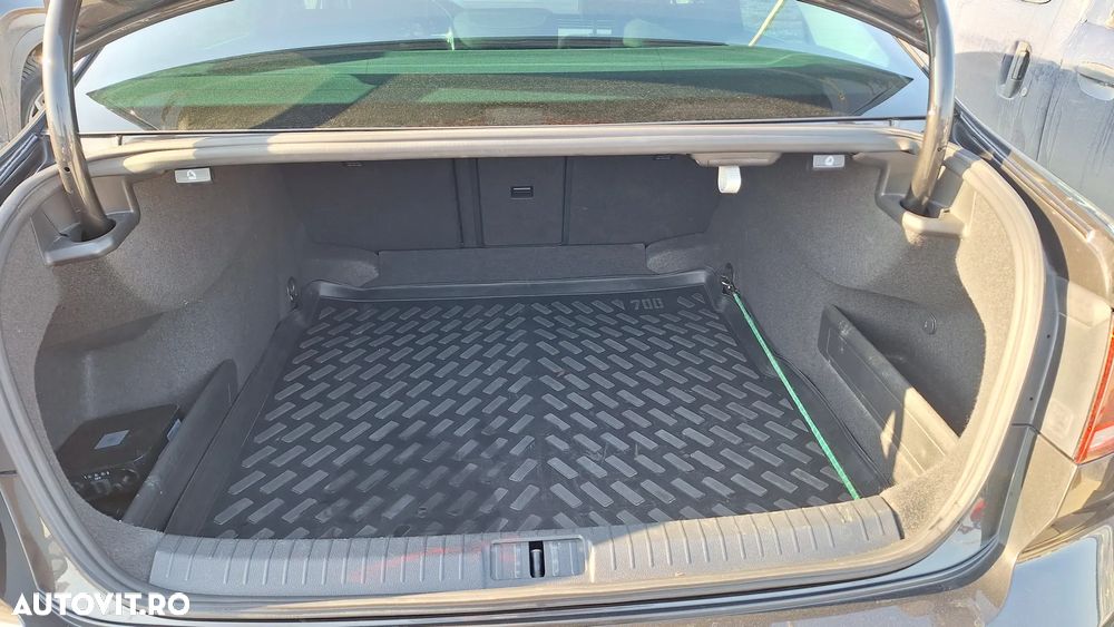 Volkswagen Passat 2.0 TDI DSG Comfortline - 13